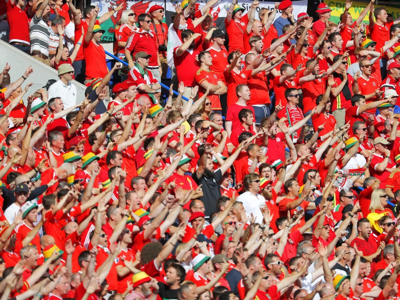 Auch die walisischen Fans legten im Pariser Parc des Princes schon vor Spielbeginn los.