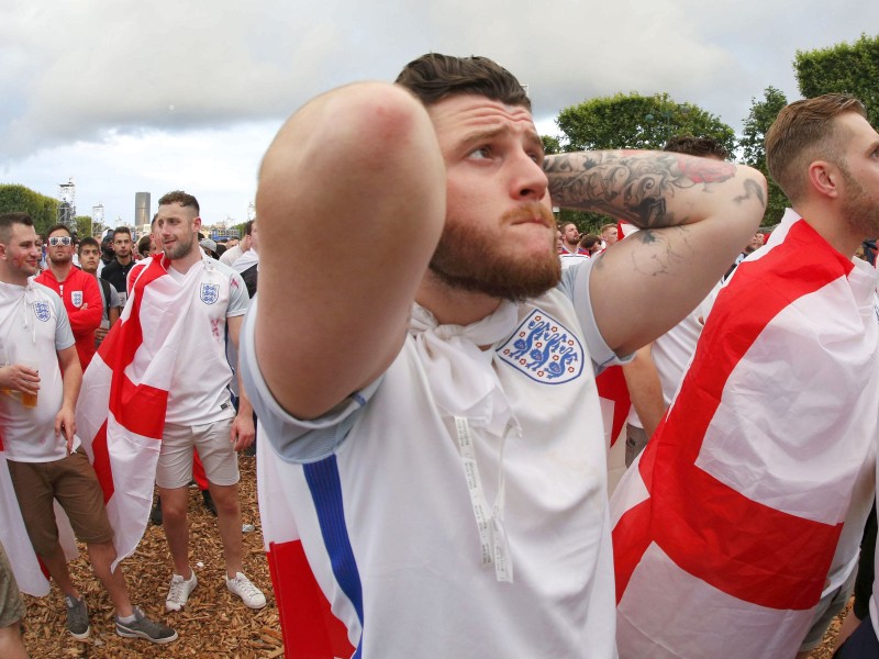 Die Fans der Three Lions konnten nicht fassen, dass sie gegen das 300.000-Einwohner-Land Island trotz 1:0-Führung unterlagen. 