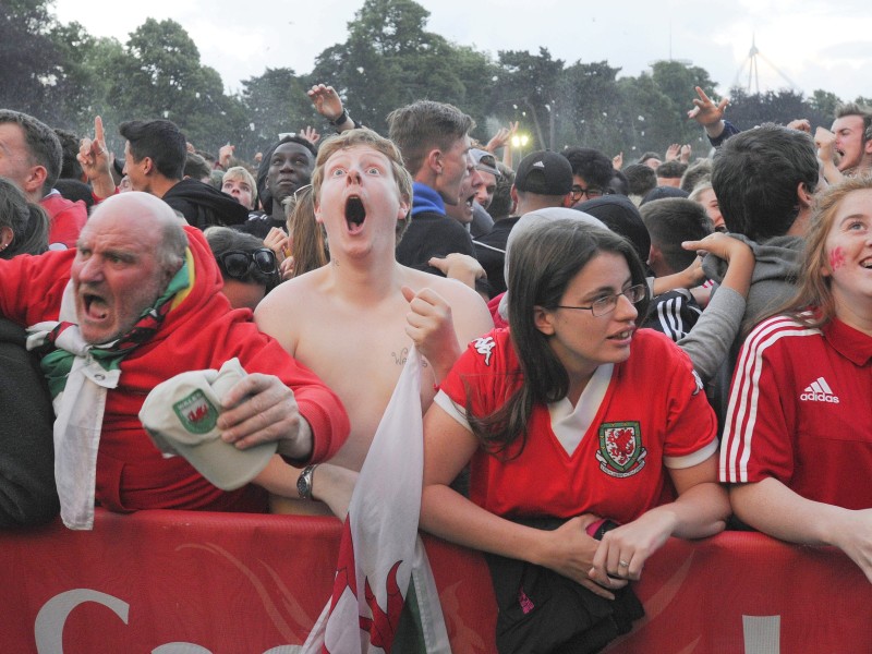 Aber Wales kam zurück: Kapitän Williams köpfte noch vor der Pause zum 1:1-Ausgleich ein. Da staunte selbst so mancher Wales-Fan nicht schlecht, so wie hier beim Public Viewing in Cardiff.