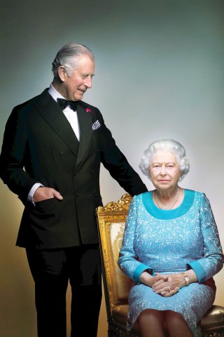 Das zu Weihnachten 2016 veröffentlichte Portrait von Prinz Charles mit seiner Mutter Elisabeth II zeigt eine entspannte Mutter-Sohn-Beziehung. Jetzt fehlt nur noch, dass er König wird wobei hierfür der Anlass – zum Glück – noch nicht gegeben ist. 