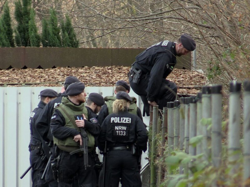 Die Polizisten suchen das Gelände rund um den Tatort ab: Passiert war die Tat in einer Gartenanlage an der Grundstraße in Katernberg.