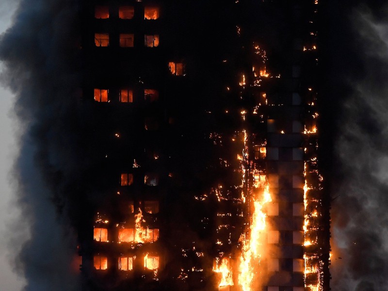 Auch während die Flammen loderten, sahen Augenzeugen noch Menschen in dem Gebäude.