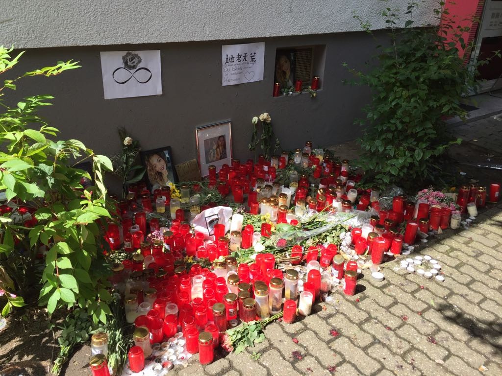 Hunderte Grablichter stehen vor dem Haus der toten Esra C.