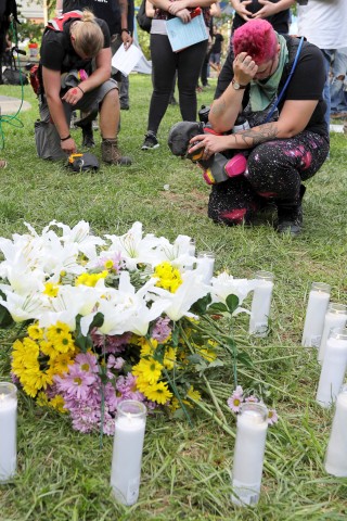 Menschen gedenken der 20 Opfer der brutalen Unruhen in Charlottesville. Bei den Zusammenstößen von Ultranationalisten und Gegendemonstranten wurden 19 Menschen verletzt, die 32-jährige Heather Heyer starb durch eine Autoattacke.