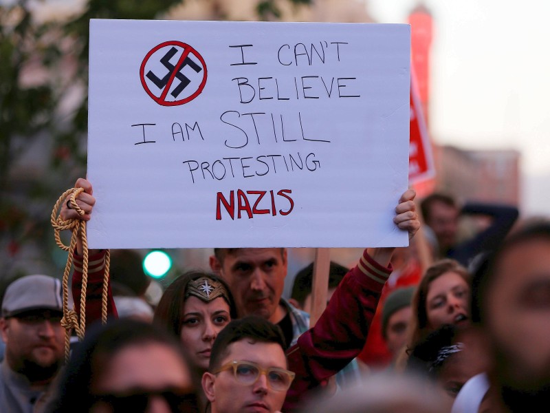 „Ich kann nicht glauben, dass ich immer noch gegen Nazis demonstriere“, hat ein Demonstrant auf ein Schild geschrieben. Rassistische Gruppen waren am Samstag in Charlottesville mit Helmen, Knüppeln und Schutzschilden aufmarschiert.