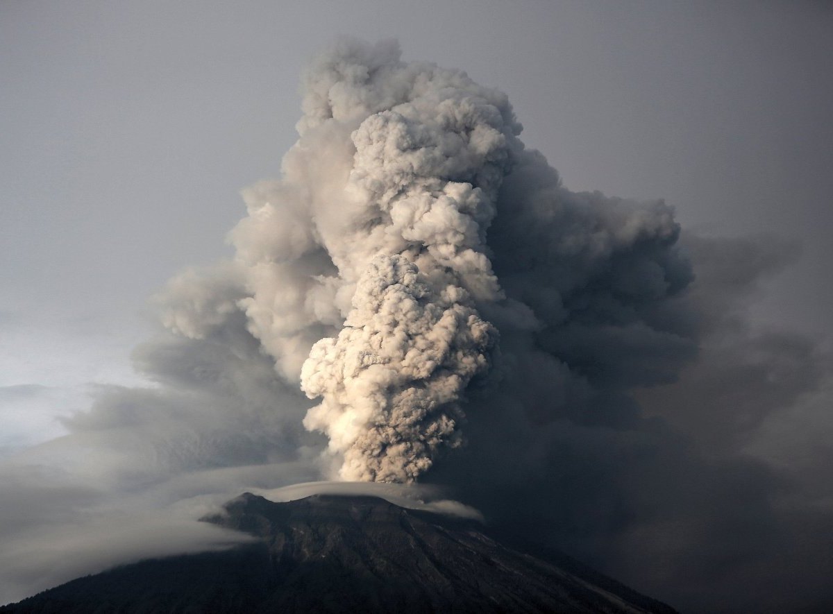 2017-12-05T105602Z_1502833688_RC12D6E3D510_RTRMADP_3_INDONESIA-VOLCANO-SCIENTISTS.JPG