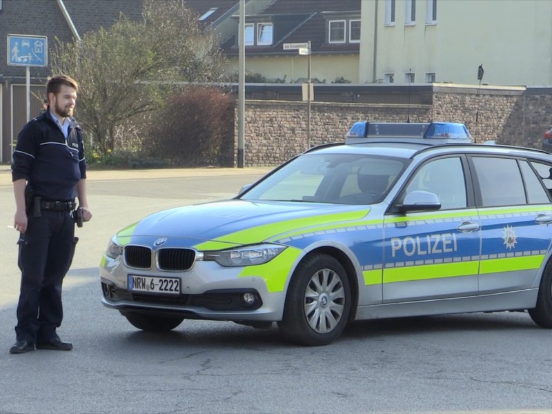 Zahlreiche Polizisten...