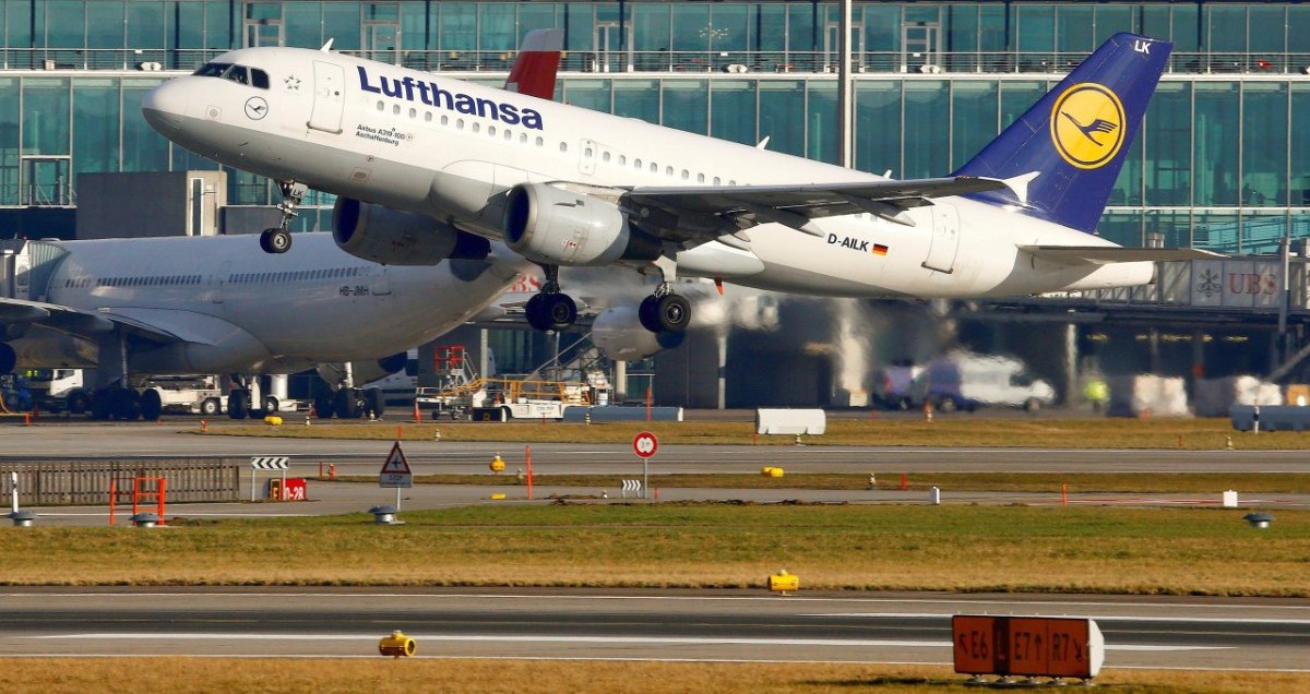 2018-01-11T154516Z_542934989_RC14488D8640_RTRMADP_3_ALITALIA-M-A-LUFTHANSA.JPG