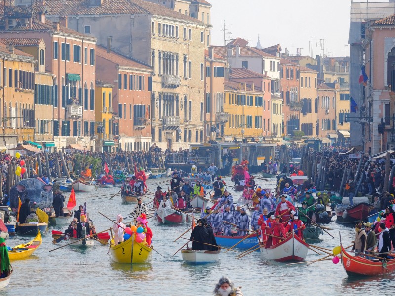 Es finden auch Gondel-Paraden auf dem Canal Grande statt.