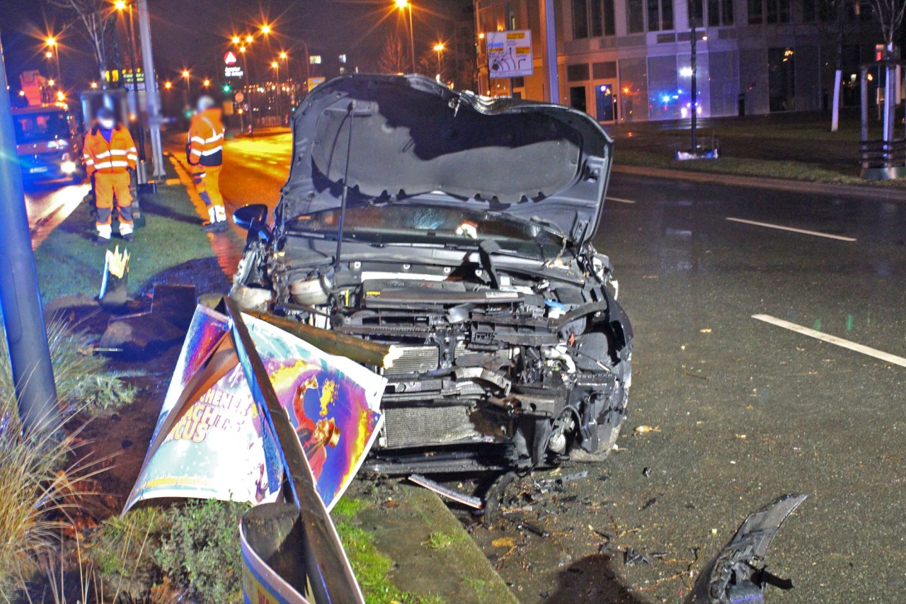 Ein Autofahrer hinterließ in der ersten Weihnachtsnacht eine Spur der Verwüstung in Essen. (Symbolbild)