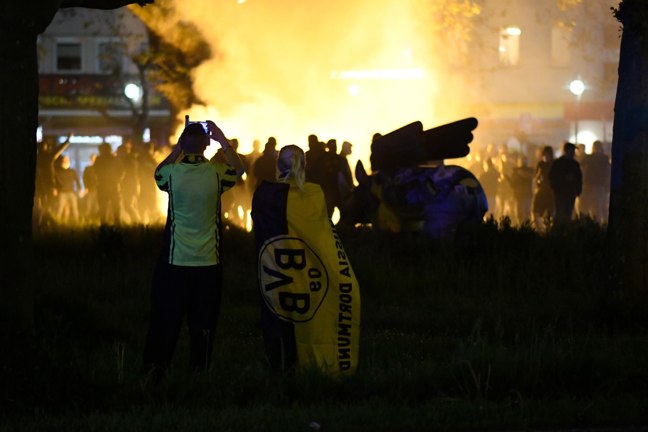 BVB-Fans feiern.