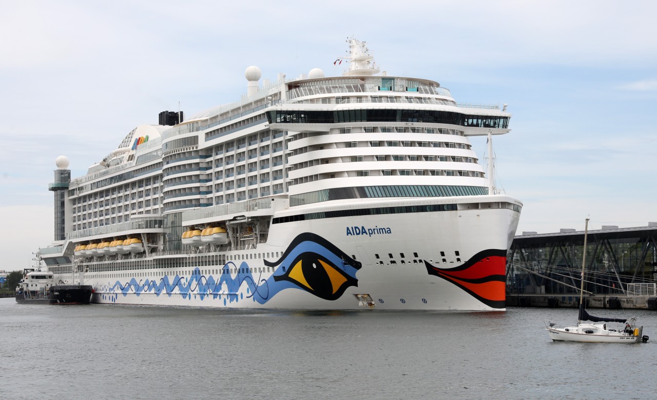 Die Aida Prima liegt in Warnemünde vor Anker. 