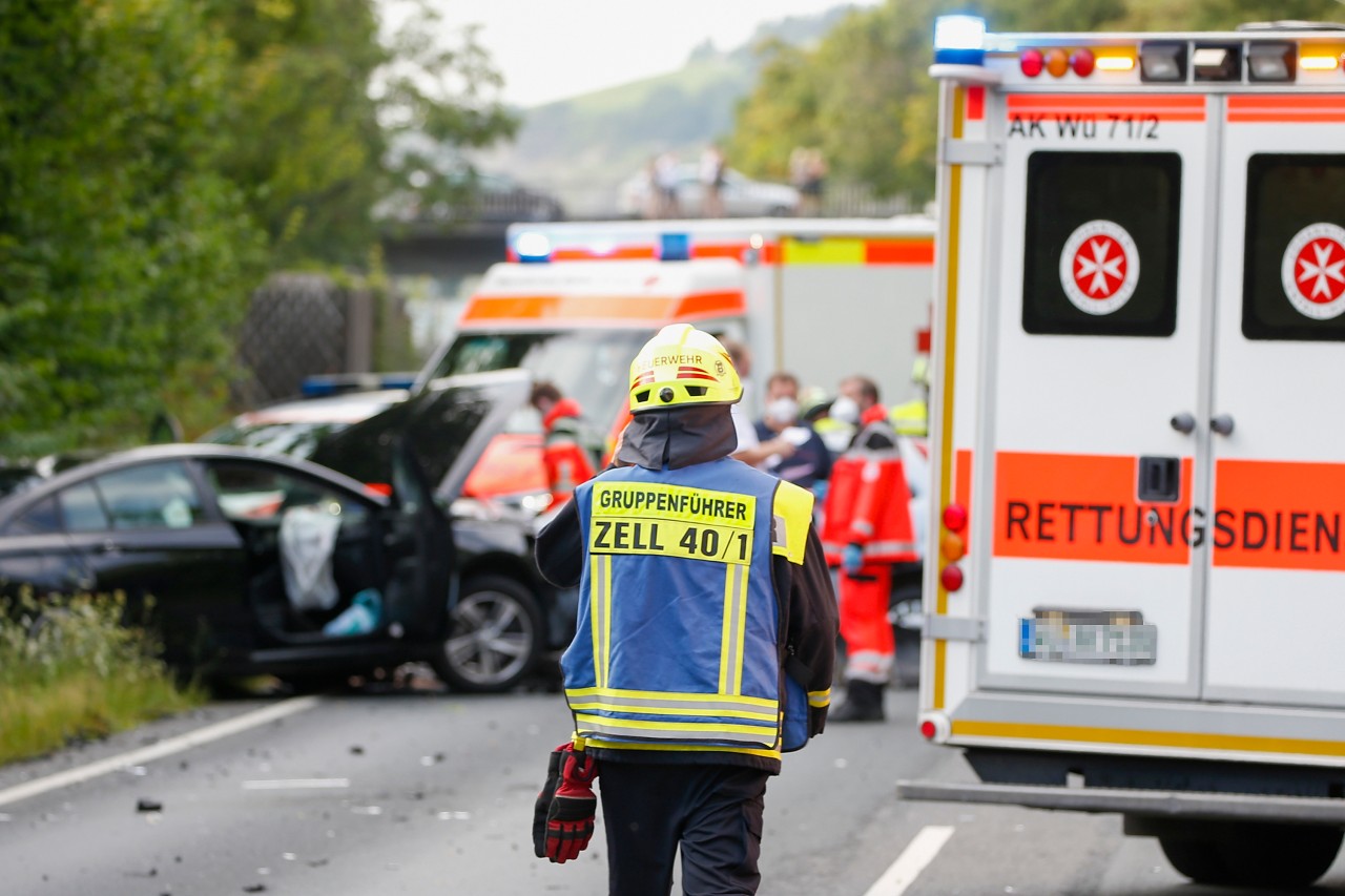 Die Rettungskräfte eilen zur Hilfe. (Symbolbild)