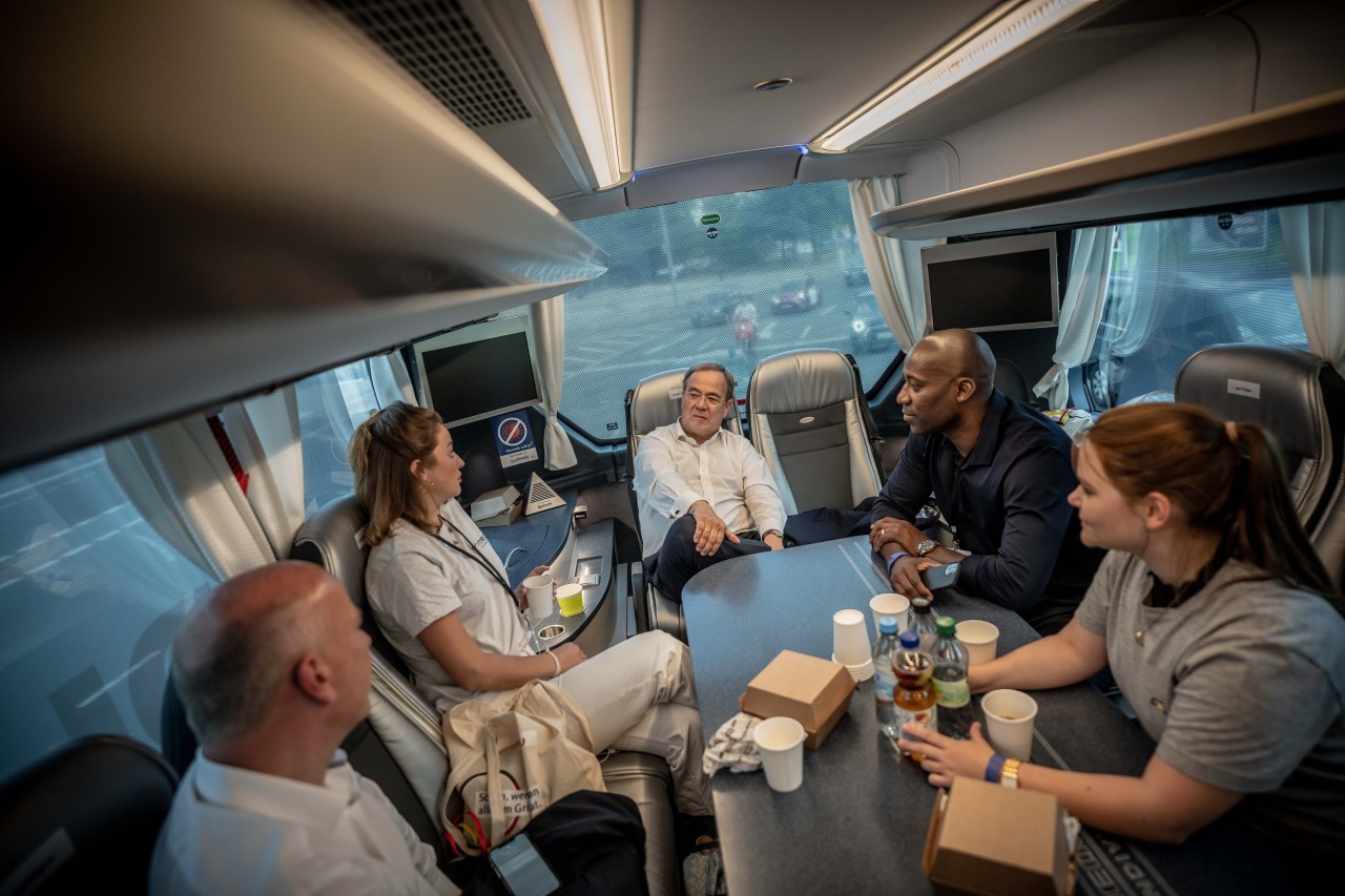 Armin Laschet mit Getreuen in dem CDU-Wahlkampfbus. 