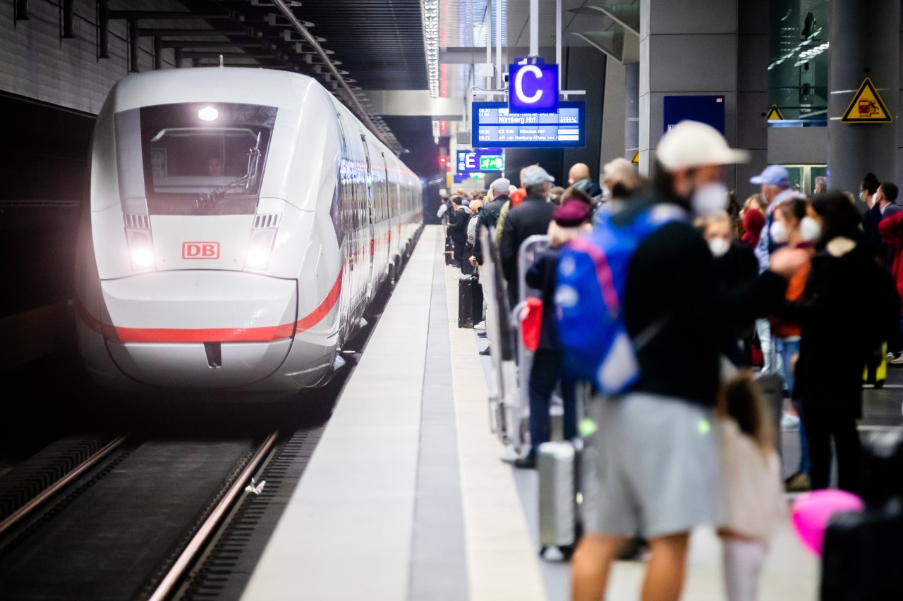 In einem ICE der Deutschen Bahn Richtung Düsseldorf kommt es zu einem Streit. Dann muss auch noch der Zug anhalten. (Symbolbild)