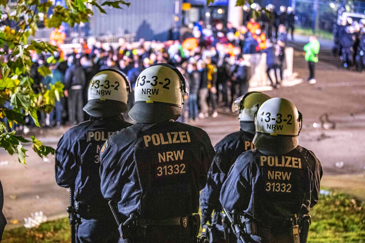 Erst nach verstärkter Präsenz der Polizei konnte die Lage in Essen wieder unter Kontrolle gebracht werden. (Symbolbild)