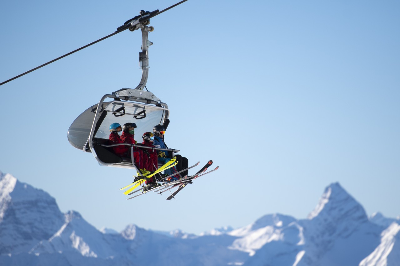 In Skiliften gilt in der Schweiz eine Maskenpflicht. 