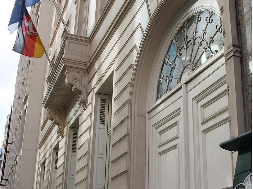 Außen Stuck, innen Hartz- und Heide-Look: Niedersachsen-Haus in Brüssel.