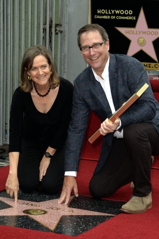 Die jüngeren Geschwister von Janis Joplin, Michael (rechts) und Laura Joplin (links) freuen sich über den Stern auf dem Walk of Fame für ihre verstorbene Schwester. 