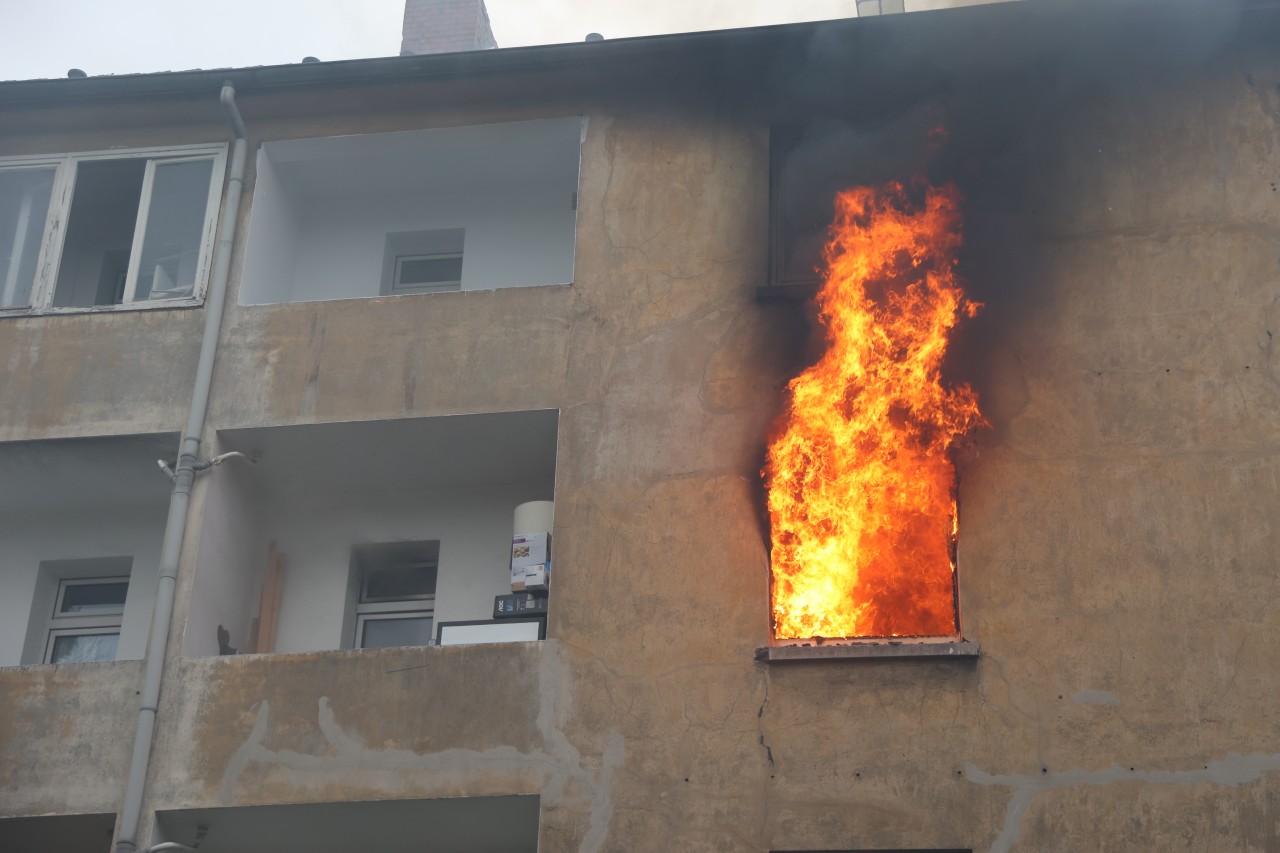 Essen: Flammen schlagen auf der Rückseite aus dem Fenster.