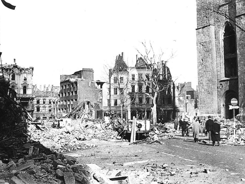 Trümmer und eine zerstörte Straßenbahn vor dem Turm von St. Reinoldi.