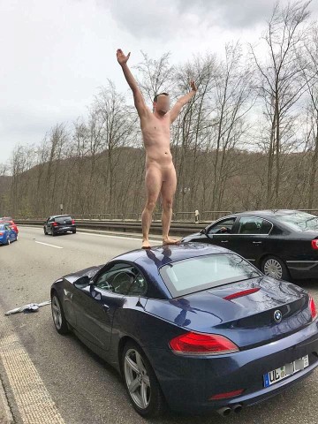 Nachdem er mehrere Unfälle verursacht hatte, stieg der Mann nackt auf einen BMW.