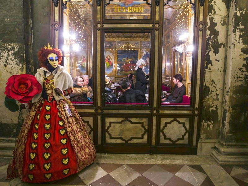 Wo man auch hinsieht: Auf den Plätzen und Straßen der Lagunenstadt dominieren venezianische Masken und Verkleidungen.