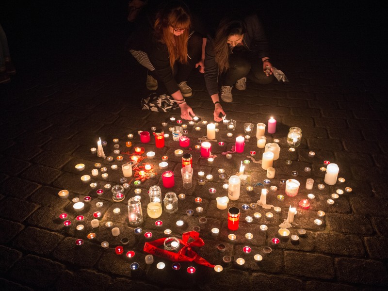 Trauernde zündeten Kerzen an. 