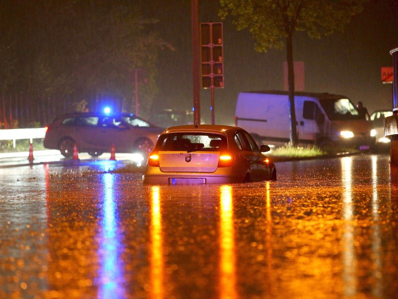 In Aachen wurden Einsatzkräfte zu überschwemmten Straßen, vollgelaufenen Kellern und von Hagel und Wind beschädigten Dächern gerufen. 