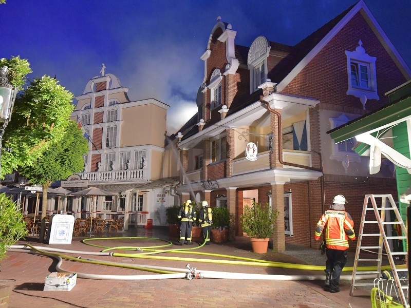 Die Feuerwehr arbeitete in der Nacht zur Sonntag weiter, die Löscharbeiten waren aufwendig. 