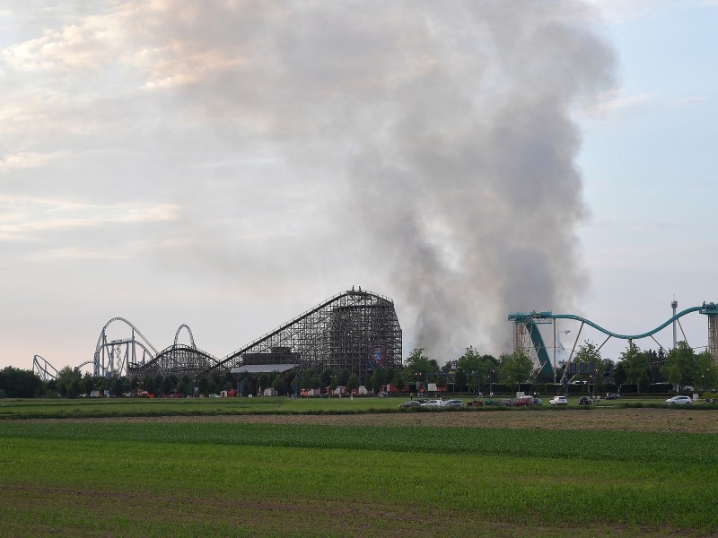 Das Feuer brach in der Lagerhalle.