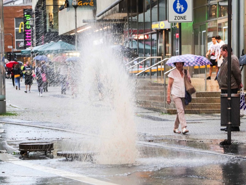 Durch die Wassermassen wurden Gullydeckel hochgedrückt.