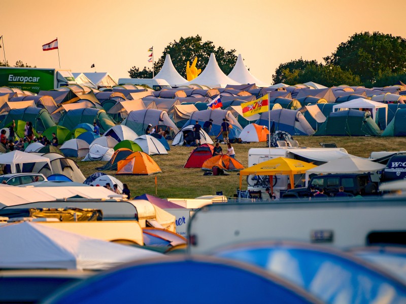 Das Festivalgelände wird für die Tage von Wacken zum riesigen Zeltlager. 