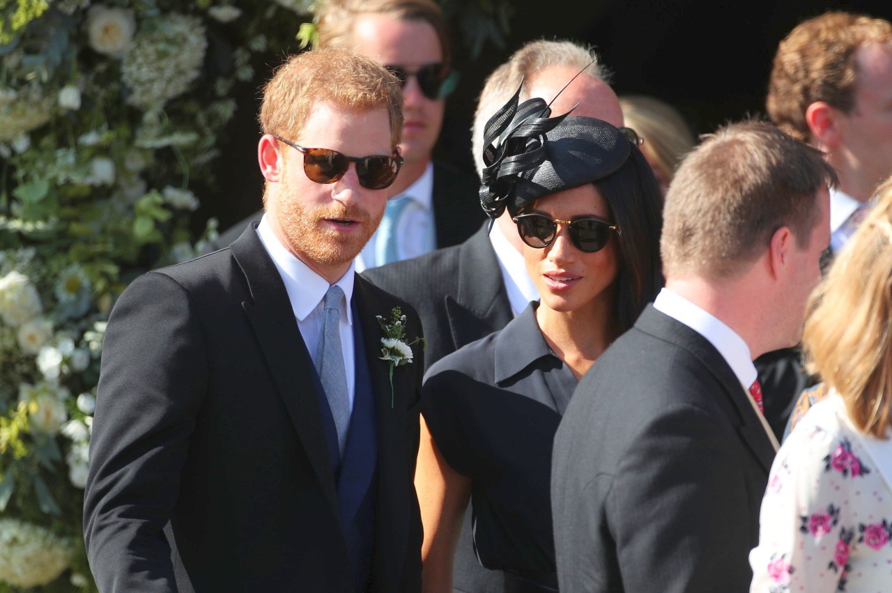 Prinz Harry und Meghan vor der Sankt-Marien-Kirche in Frensham, in der sich Harrys alter Schulfreund Charlie van Straubenzee und Daisy Jenks das Jawort gaben.