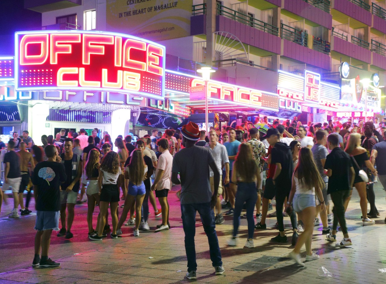 Jugendliche feiern in Magaluf.