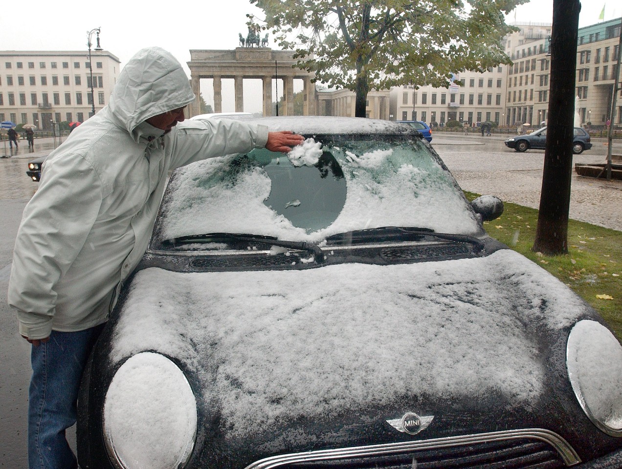 Zum Vergleich: 2002 mussten in Berlin am 13. Oktober Menschen Schnee von der Windschutzscheibe kratzen.