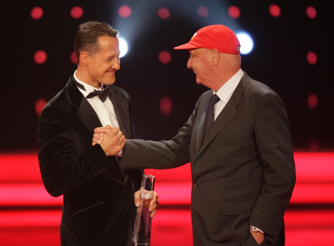 Niki Lauda überreicht Michael Schumacher (l.) den Deutschen Fernsehpreis in der Kategorie «Sonderpreis».