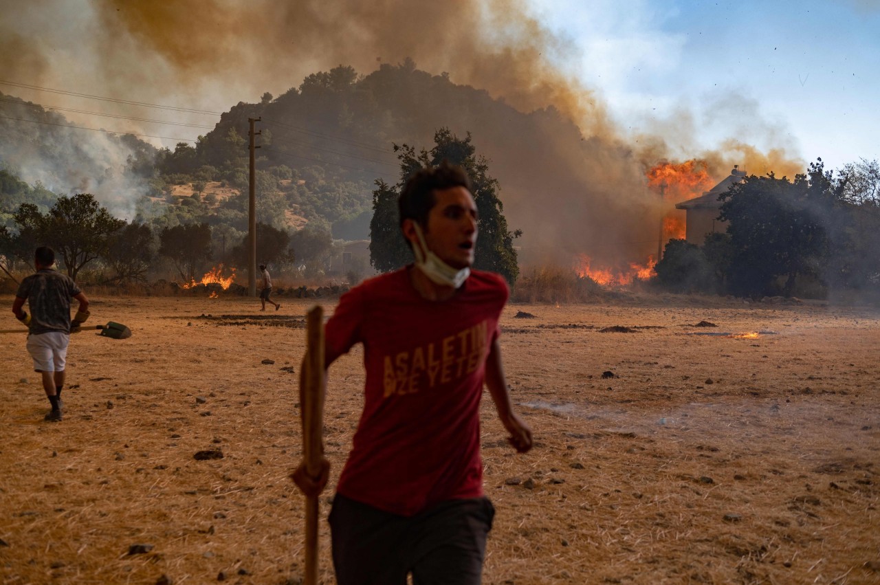 Die Menschen in den betroffenen Gebieten fliehen vor den schlimmen Bränden.