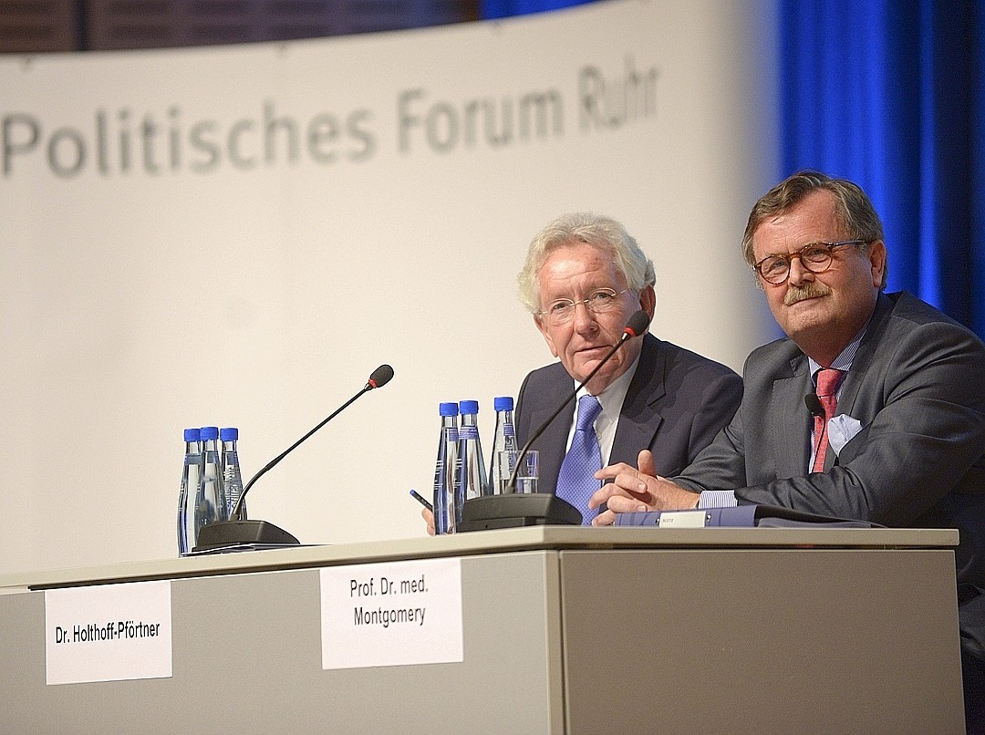 Auf dem Podium in der Messe Essen: Ärztekammer-Präsident Frank Ulrich Montgomery (r.) und Gastgeber Stephan Holthoff - Pförtner, Vorsitzender des „Politischen Forum Ruhr“.