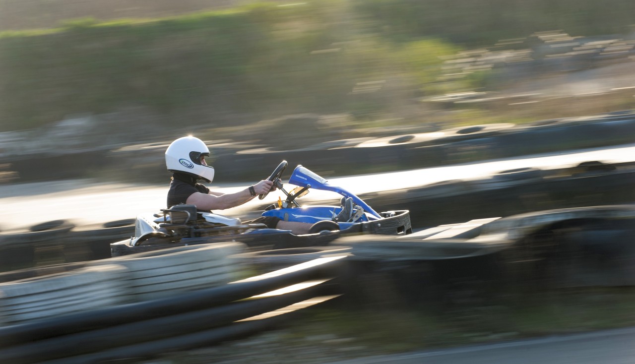 Rasant durch die Kurven: mit einem Kart.