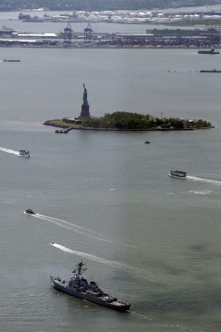 ... und Freiheitsstatue zu seinen Füßen. Das konnte man früher nur vom World Trade Center sehen, doch das wurde von islamistischen Terroristen am 11. September 2001 zerstört. Jetzt ist es wieder da, aber anders.