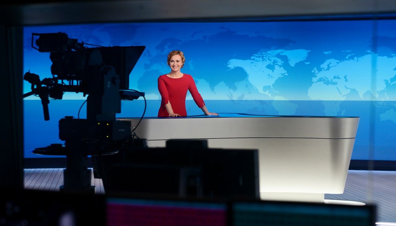 Tatsächlich lesen die ARD-Moderatoren in den Nachrichtensendungen von einem Teleprompter ab.