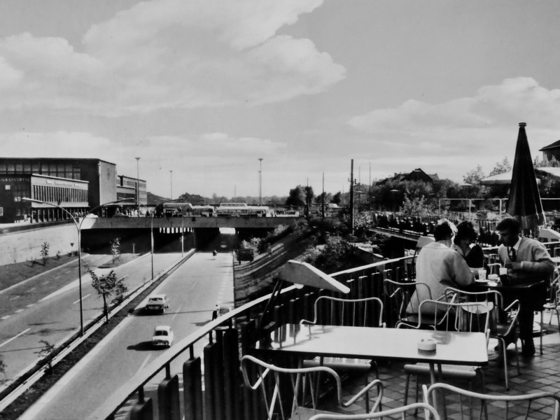 Von der Terrasse des Gläsernen Hutes aus hatten die Gäste die beste Sicht auf die Autobahn und den Duisburger Hauptbahnhof.