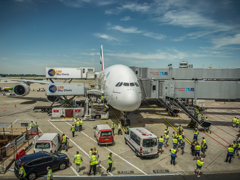 Der Düsseldorfer Flughafen hatte sich zweieinhalb Jahre lang auf den Riesenjet vorbereitet. Für fünf Millionen Euro wurde eine Abfertigungsstation gebaut, die den Ausmaßen des Flugzeugs gerecht wird.