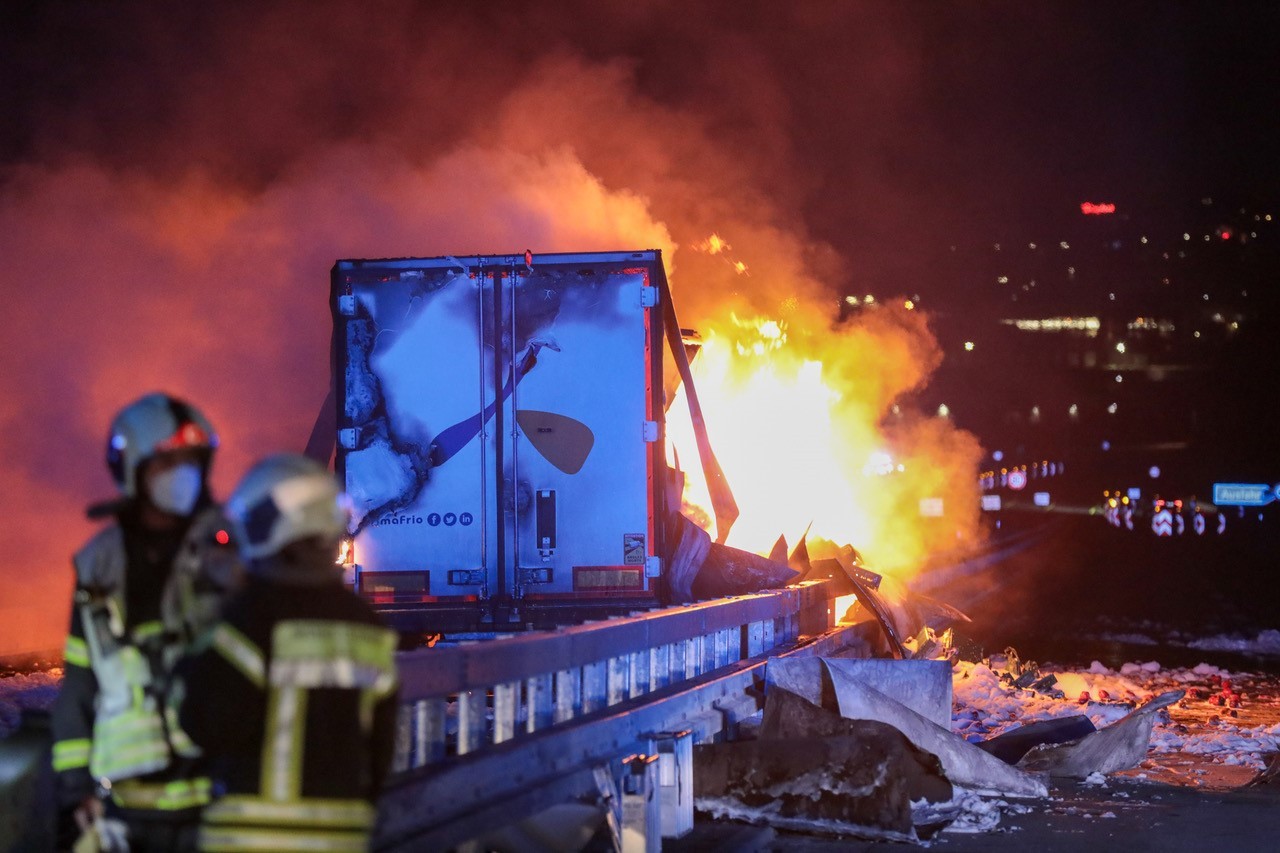 A1 in NRW: Ein Lkw ist auf der Autobahn in Wuppertal in Brand geraten.