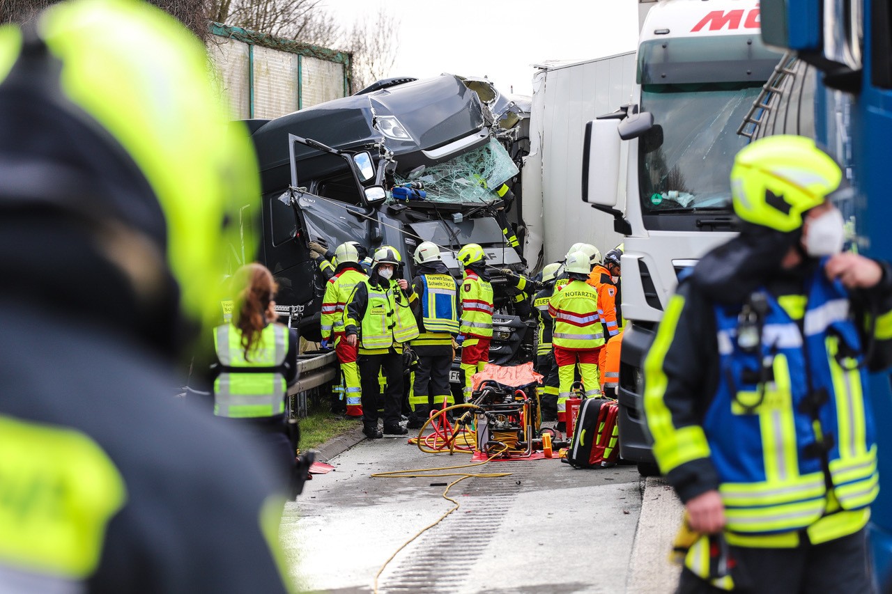 Auf der A1 im Ruhrgebiet kam es am Freitag zu einem schweren Lkw-Unfall.