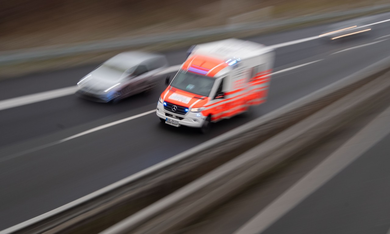 Auf der A2 im Ruhrgebiet haben sich drei Menschen bei einem Unfall schwer verletzt. (Symbolbild)