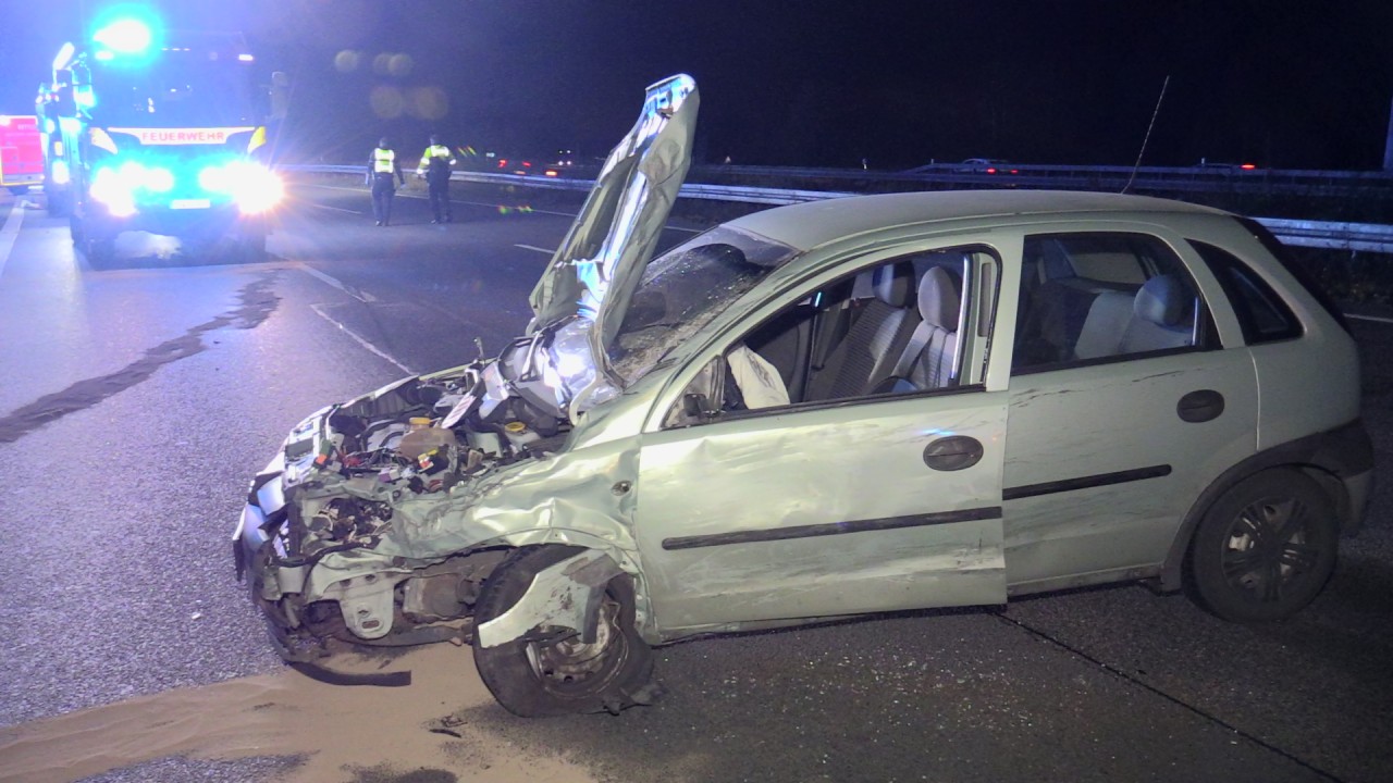 Auf der A3 im Ruhrgebiet krachte ein Auto auf einen stehenden Wagen. Ein Mensch wurde lebensgefährlich verletzt. 