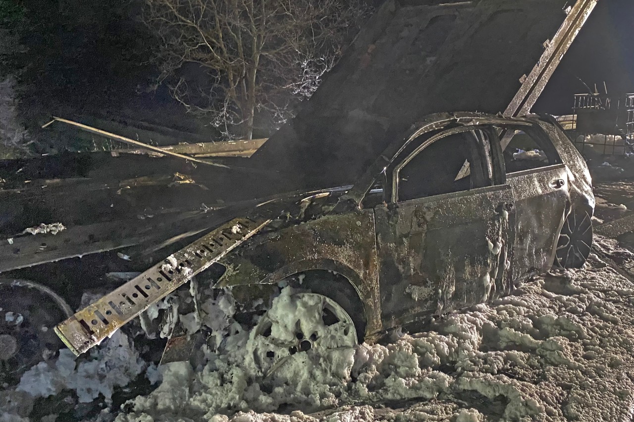 A31 in NRW: Das komplett ausgebrannte Fahrzeug wurde von der Feuerwehr mit Schaum gelöscht.