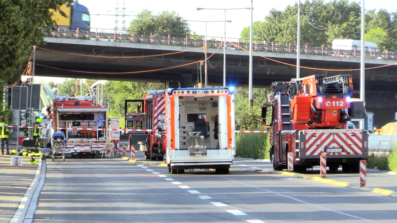A42 bei Oberhausen: Der Gefahrguteinsatz von Feuerwehr und Polizei dauerte knapp eine Stunde.